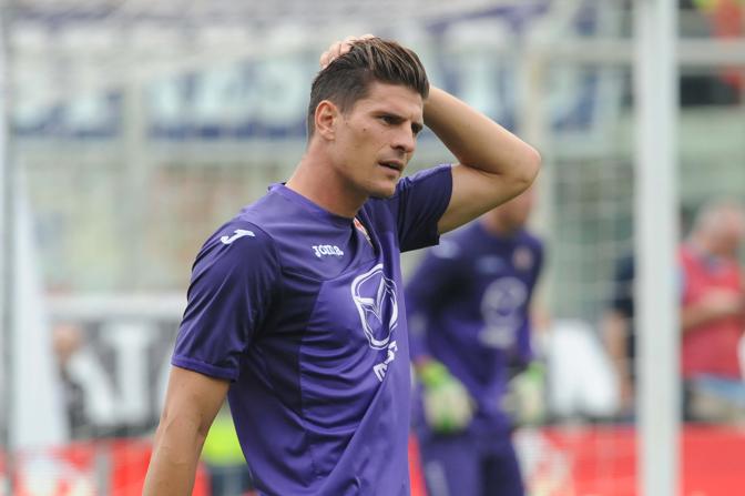 La faccia preoccupata di Mario Gomez  il brutto della domenica viola: il tedesco  uscito in barella contro il Cagliari. LaPresse 